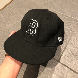 New Era Keps - Vintage New Era Boston Red Sox keps. Säljer pga för liten för mig. Storlek: 7 1/4 (57,7cm). Perfekt skick, finns inga defekter. Möts i Malmö och tar Swish. Står ej för frakt! (: