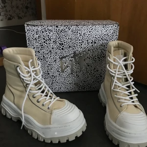 EYTYS Akira 38 - Helt nya Eytys Akira i färgen Ecru. Säljes pga fel storlek. Box och dustbag kommer med.