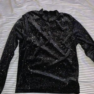 Tröja strl xs - Glittrig tröja i strl xs från BikBok. Använd en gång.