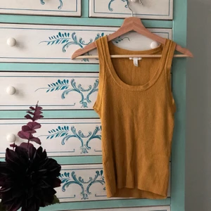 Ett gult linne från H&M, storlek S - Ett vackert, simpelt linne. Väldigt behaglig att ha på sig. Materialet gör att linnet ser lite mer lyxig ut. Som första pris ligger den på 40 kr +frakt. Skriv gärna bud i kommentarsfältet. 