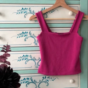 Rosa linne från Lindex, storlek XS - En vacker, rosa linne. Sitter fint intill kroppen och har ett tjockt, mjukt material. Den har använts vid få tillfällen. Som första pris ligger den på 50 kr +frakt. Skriv gärna bud i kommentarsfältet. 