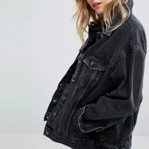 Denim jacket svart  - Superfin jeans/denim jacket. Den är oversized och sitter som på bild 1, jag har storlek S, passar XS-L beroende på passform man vill ha. Köpt för 400kr, säljer för 199kr. Som nyskick då den endast är använd fåtal gånger. 