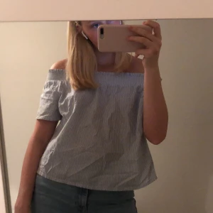 Off shoulder tröja  - Blå randig off-shoulder tröja som är helt ny, skit snygg