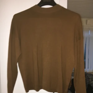  - Brun tröja med turtleneck krage. Frakt betalas av köparen🌼