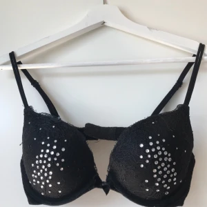  - Knappt använd Victoria secret BH, köpt för 900kr i Dubai. Stretchig och skön. 