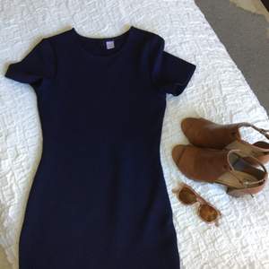 Elegant marinblå klänning från H&M med söt volang nertill. Säljer klänningen då den tyvärr blivit för liten. 