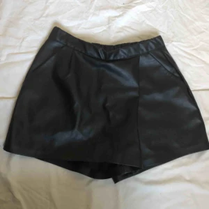  - Fake läder shorts från hm. Aldrig använda. Tvättas om köparen tycker det är nödvändigt. Köparen står för frakt