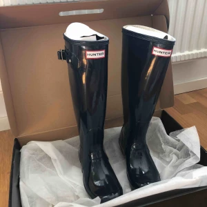  - Sprillans nya hunter stövlar i färgen navy. Strålande skick. Nypris: 1495kr. Perfekta för hösten! Pris exklusive frakt