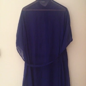 Lång klänning/blus/tröja i mkt gott skick. - Lång klänning/blus/tröja i mkt gott skick.