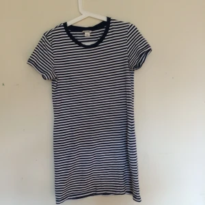  - Mjuk klänning från Monki. Använd under 1 sommar och i mycket fint skick. Nypris 400kr! 