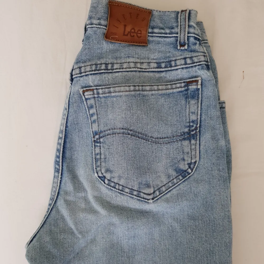 Skitsnygga vintage Lee mom jeans med hål på båda knäna . Frakt tillkommer. Jeans & Byxor.