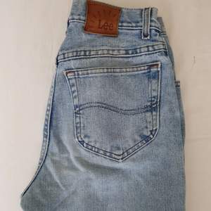 Skitsnygga vintage Lee mom jeans med hål på båda knäna . Frakt tillkommer