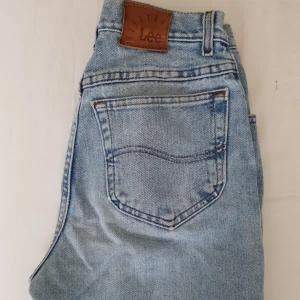  - Skitsnygga vintage Lee mom jeans med hål på båda knäna . Frakt tillkommer