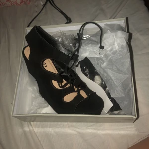  - Helt nya ur kartong, endast ena som är provad, säljer pga för hög klack för mig men är super snygga och sitter väldigt bra i storlek. Skriv för bättre bilder eller andra frågor! Möts i Uppsala 