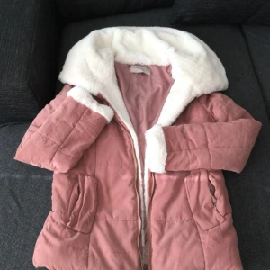  - Rosa jacka som passar fint till hösten 🌸🍂 dragkedjan funkar ej men det går att fixa själv. Köparen står för frakt. 