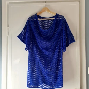 Nättröja - Cool lång t-shirt i nät med fint fall. Sparsamt använd, fint skick. Passar allt ifrån en S till L, beroende på önskad passform. Köpare står för ev frakt. Spana gärna in mina andra annonser för samfrakt!