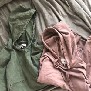  - Säljer två hoodies! 80kr st. Använda en gång. Gröna från Carlings - size M. Beige/nude/lila size XS men mer som en M i storlek, från märket NEU. Frakt 40kr tillkommer ⭐️ 