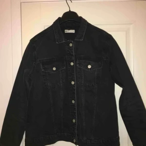  - Oversized jeansjacka från Gina! Möts gärna upp i Malmö, annars står köparen för frakt. 