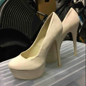  - Snygga höga klackar från Nelly, dem är aldrig använda så dem är i jättebra skick. Storlek 37