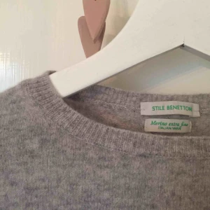  - Ljusgrå merinoull tröja från United color of Benetton🌻