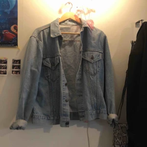  - Vintage jeansjacka från levis, något använd av mig men i bra skick, har legat i garderoben senaste åren. Den är ljusblå och inte gulaktig som på bilden, dåligt ljus :))) Buda gärna!
