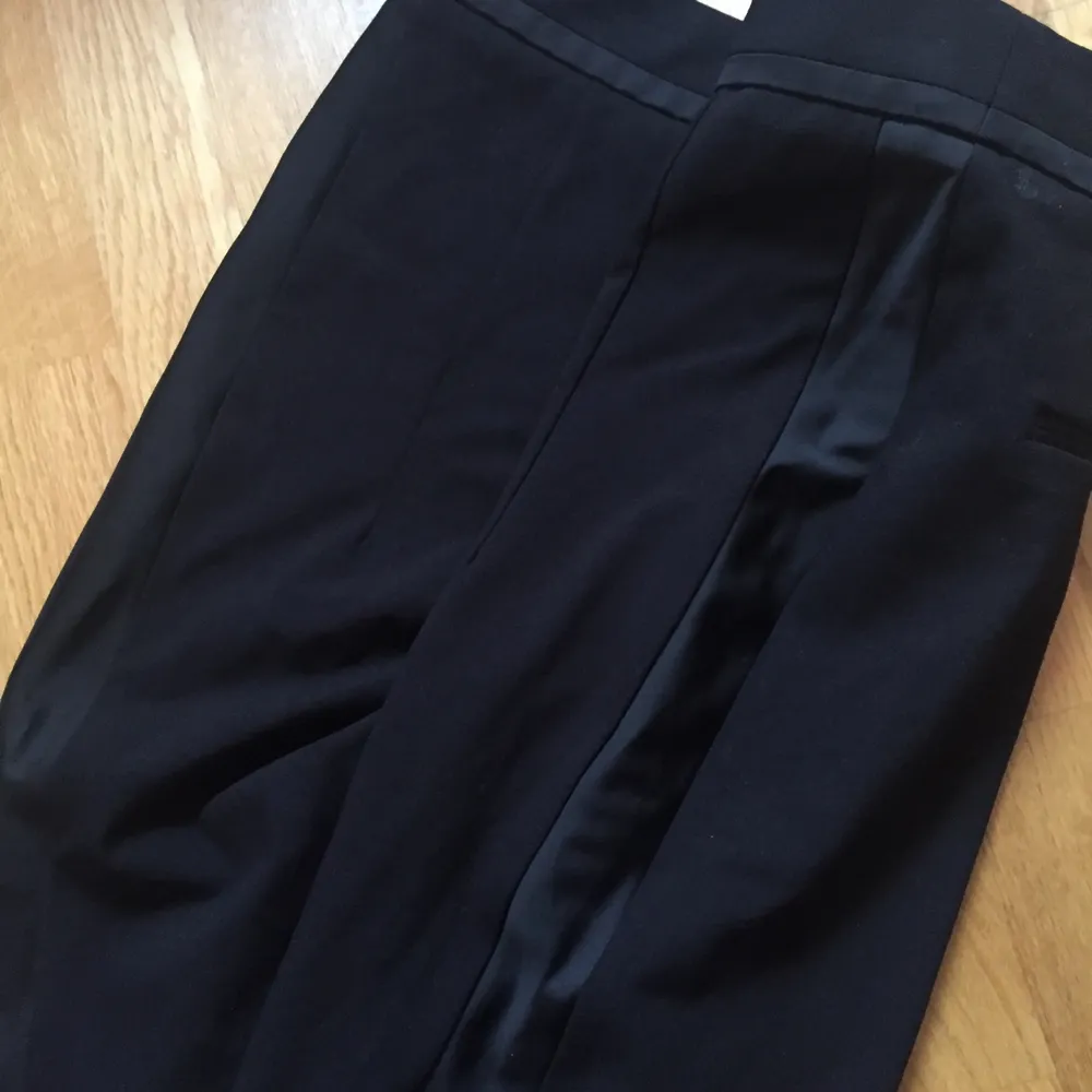 Helt nya byxor från hm Stl 38 Detalj: Revär i sidorna med lite glansigare svart detalj längst byxbenen. Stretchiga & slimfit 100 kr med frakt . Jeans & Byxor.