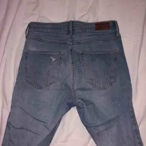 ljusa hollister jeans med hög midja och slitningar. Storlek W28 L32 som ni kan se! Använt dom ca. 3 ggr så de är i riktigt fint skick. Köpte dom ifrån Zalando för ungefär ett år sen för ca. 500kr.  Köparen står för frakt och betalning sker via swish😇🌟