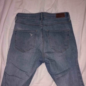  - ljusa hollister jeans med hög midja och slitningar. Storlek W28 L32 som ni kan se! Använt dom ca. 3 ggr så de är i riktigt fint skick. Köpte dom ifrån Zalando för ungefär ett år sen för ca. 500kr.  Köparen står för frakt och betalning sker via swish😇🌟