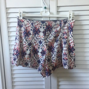  - Shorts från Bershka. Dragkedja i sidan. 97% polyester, 3% elastan. Fint skick! 