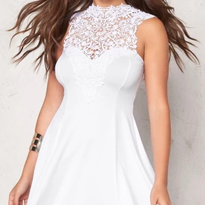  - Jättefin klänning med spets vid bysten, använd en gång på min skolavslutning, och är därför i nyskick! Mer bilder kan skickas vid intresse, pris kan diskuteras ☺️ 