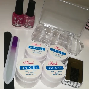  - Säljer av mig lite nagelsaker som inte kommit till användning✨ Prislista: ▪️UV Gel = SÅLT ▪️Mallar = 20 kr ▪️Gellack (behövs ej uv lampa) = SÅLT▪️Tippar + lim =  SÅLT