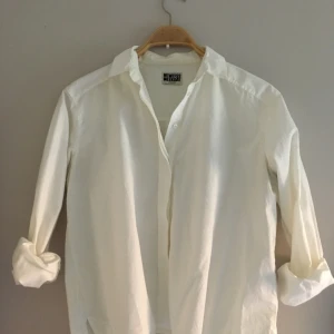  - Vit skjorta från Weekday 