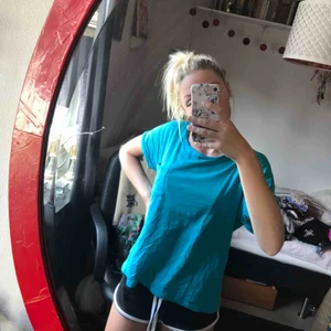  - Superskön t-shirt med bröstficka i fin turkos färg😍 Endast provad, strl S