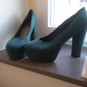  - Ett par pumps med platå som jag använt tre gånger. Mörkgröna nyans med blåa toner. Mocka/mockaimitation.