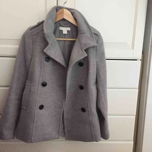  - Grå jacka, bara använd ett par gånger så den är i bra skick. Kan mötas upp och frakta men står inte för frakt, så fråga mig om pris. Pris kan diskuteras