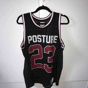  - coolt längre linne med mesh material från carlings! använd fåtal gånger frakt inräknat i priset, betalning sker via swish!