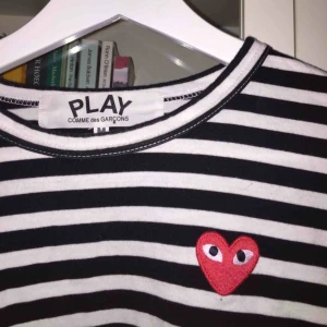  - Comme Des Garcons långärmad randig tröja (kopia från Paris, ingen skillnad ifrån original). Pris kan diskuteras.