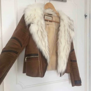  - Jacka från river island köpt för över tusenlappen men har aldrig kommit till användning. Köpare står för frakt 