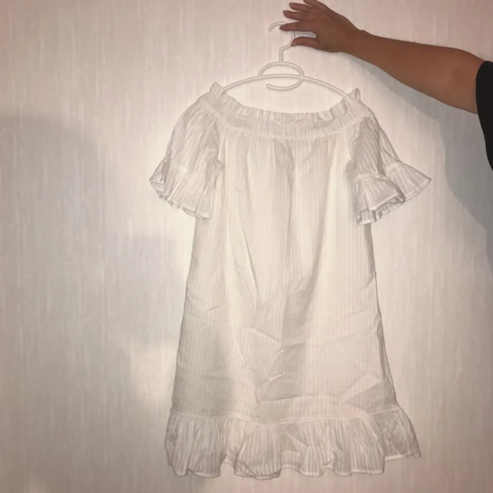 Drömmig vit off-shoulder-klänning med volanger från River Island. Köpte den för 400 kr till studenten men tyvärr var den lite för liten för mig. Prislapp sitter kvar så den är aldrig använd, endast provad. Frakten är inräknad i priset. 💐. Klänningar.