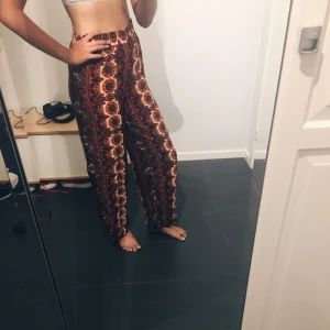  - Supersköna mönstrade byxor med vida ben! Kolla gärna in mina andra annonser, jag samfraktar gärna!