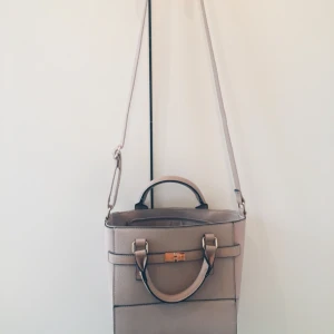  - Ljusrosa/beige väska, kolla gärna in mina andra annonser!