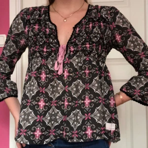  - Fin blus ifrån Odd Molly. Använd ett fåtal gånger. En stor favorit i garderoben men är tyvärr för liten nu. (Köparen står för frakten) 