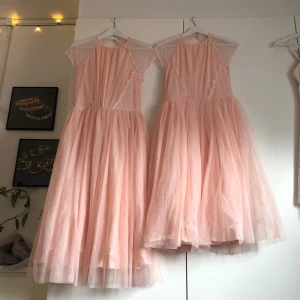  - Har två helt oanvända klänningar ifrån ASOS i storlekarna 40 och 36. De är i tyll och spets. De är öppna bak i ryggen. Kan fixa paketpris för båda.