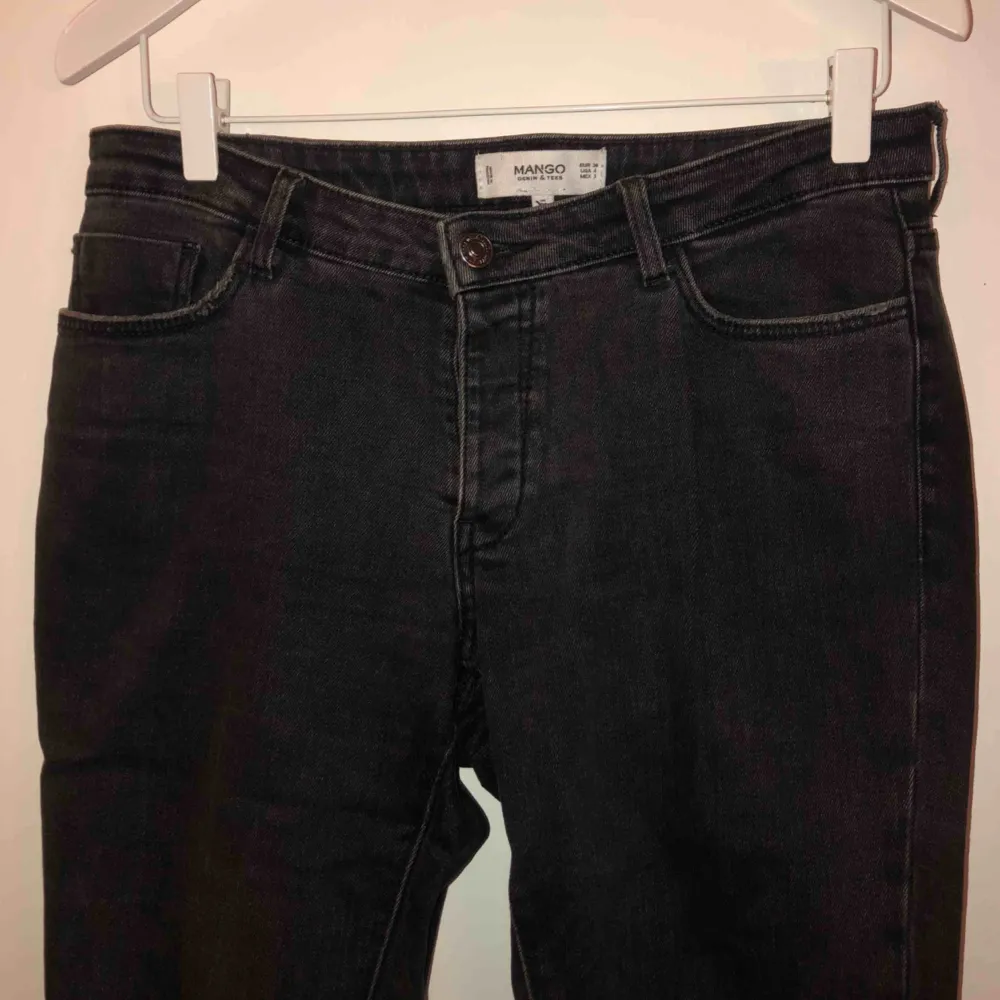 Grå jeans från mango, lite rakare i benen 👌🏼. Jeans & Byxor.