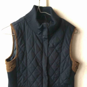  - Sjukt snygg väst som tyvärr inte kommer till användning längre. Ser oanvänd ut! Säljer billigt då jag behöver rensa ut bland jackorna <3 frakt tillkommer 