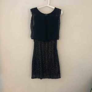  - Svart paljettklänning, använd 1 gång. Perfekt till nyårs fest! 