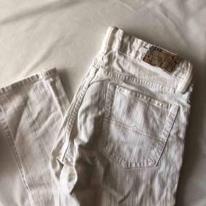 Ett par vita Ralph Lauren jeans, köpta i Mood gallerian i stockholm för två år sedan! Inga slitningar, slimmad modell med stretch:) 