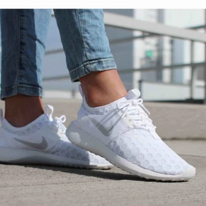 WMNS Nike Juvenate - WMNS Nike Juvenate  Nypris: 900:-  Märke: Nike Färg: Vita - Storlek: 38,5 - Inköpta förra året. Snygga och otroligt bekväma skor i fint skick men använda enstaka gånger. Mjuka och lätta skor. Inga hårda kanter. Köparen står för frakten.
