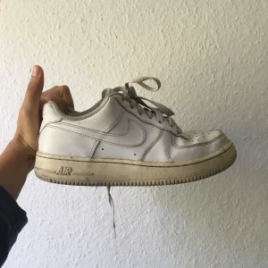  - Nike! Haft dem i 6(!!!) år! Inga hål, inga bestående fel förutom att de är skitiga. Har aldrig tvättat i tvättmaskin. Frakt: 90 spänn. Möts i Sthlm annars! 👟👟