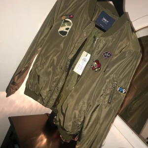  - Säljs pågrund av att jackan inte passa aldrig använt prislappen är kvar ordpris 499 